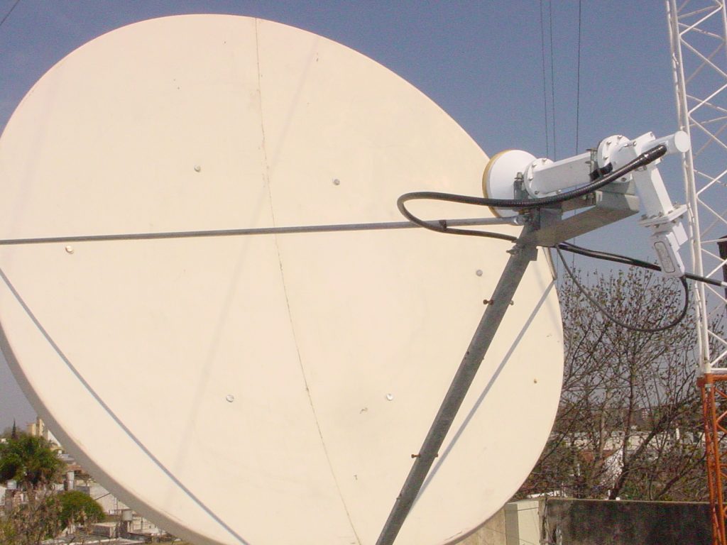 Antena satelital
